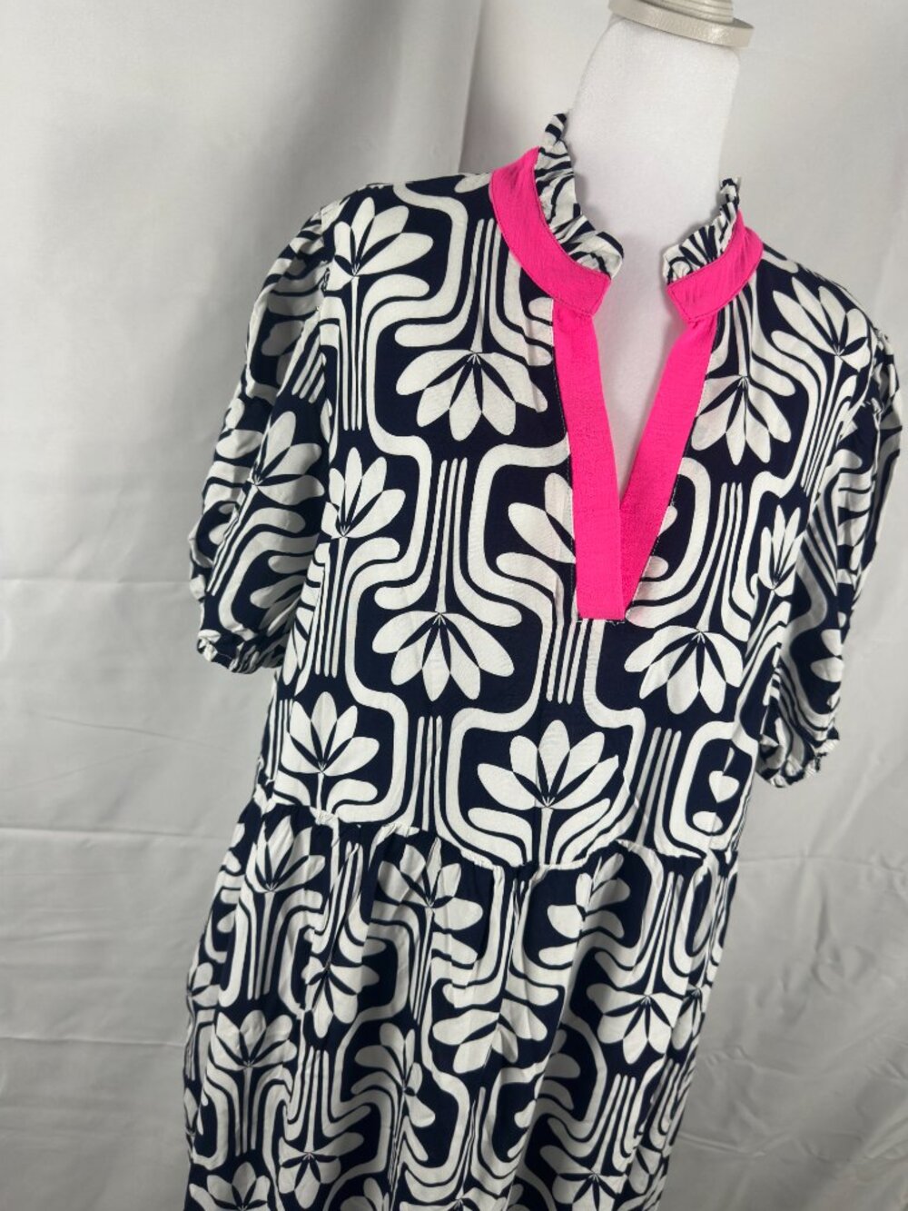 NWT Geometric Floral Dress – Navy/White & Pink Trim – Size 2X Plus Resort Wear - Picture 3 of 12